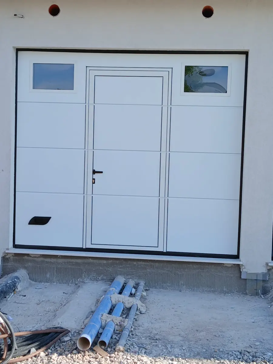 Portone garage con porta pedonale — lavoro realizzato in Romagna