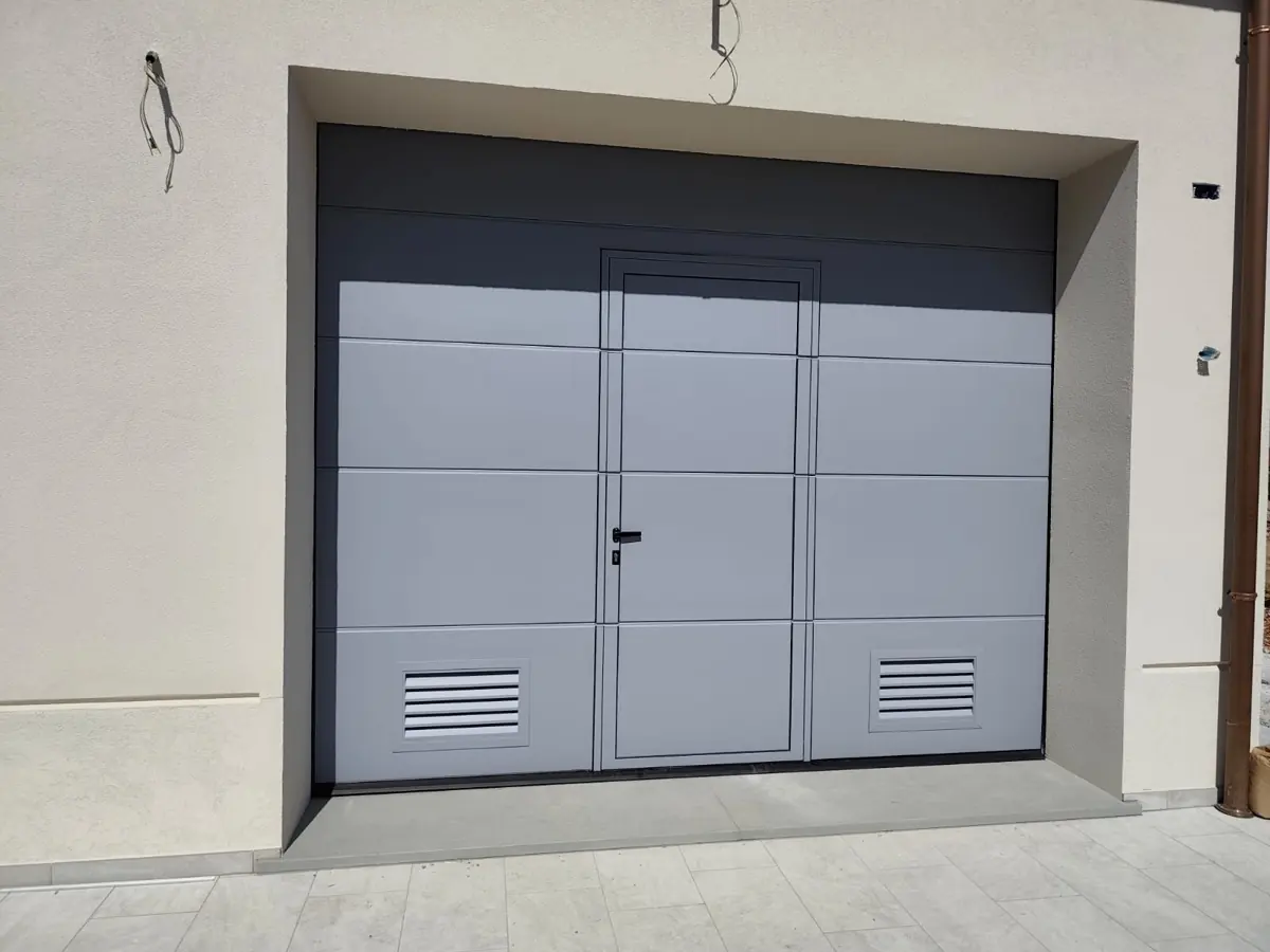Portone garage grigio griglie — Porte basculanti Forlì Cesena