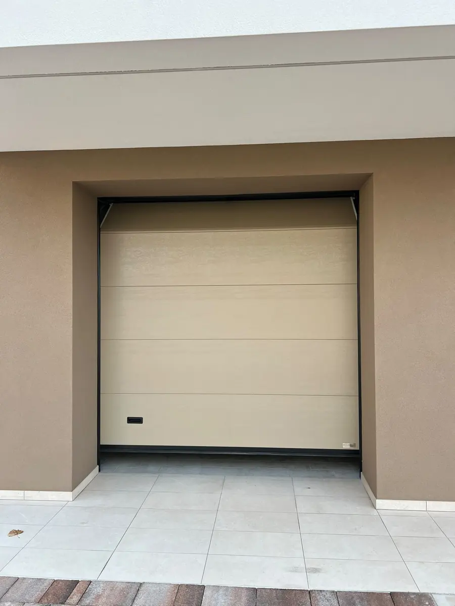 Portone sezionale avorio box — Sostituzione basculante Forlì Cesena