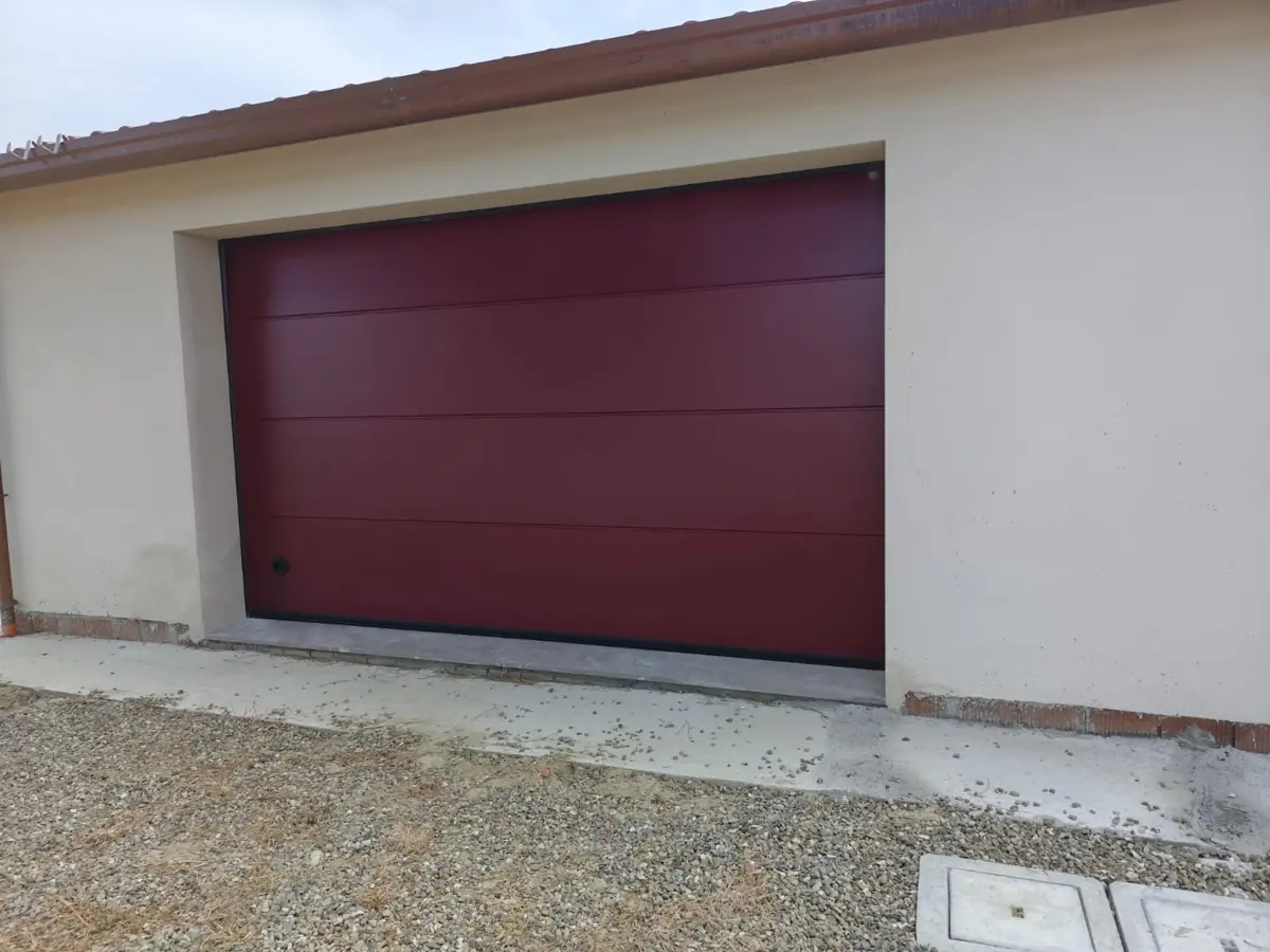 Portone per garage installato in Romagna