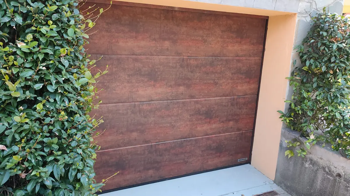 Portone per garage installato in Romagna