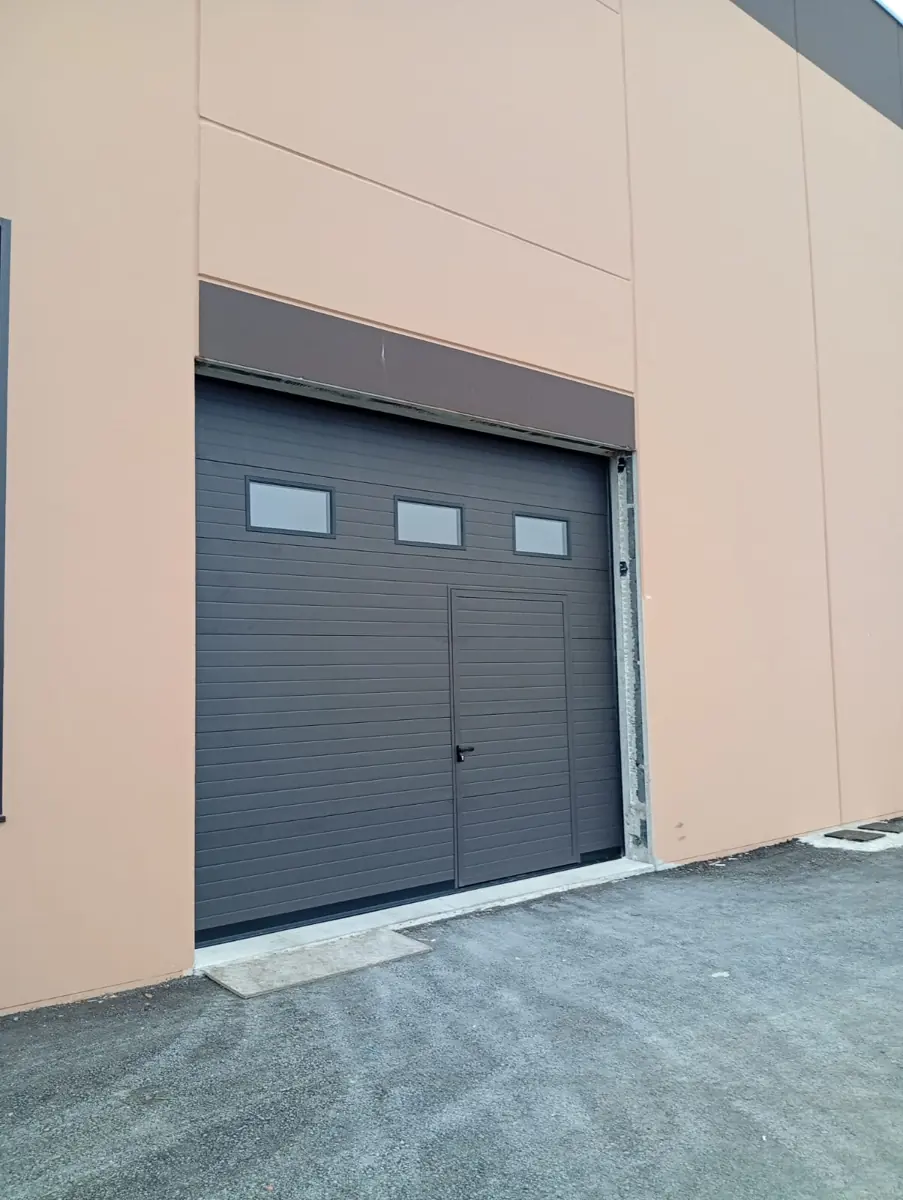 Portone sezionale finestrato capannone — Portoni industriali Forlì Cesena