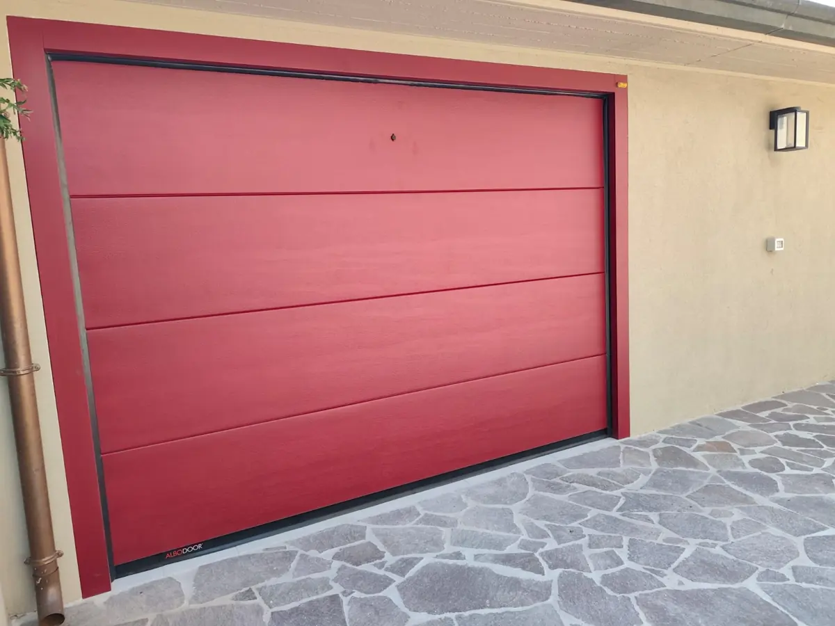 Portoni sezionali per garage a Forlì e Cesena — lavoro realizzato in Romagna