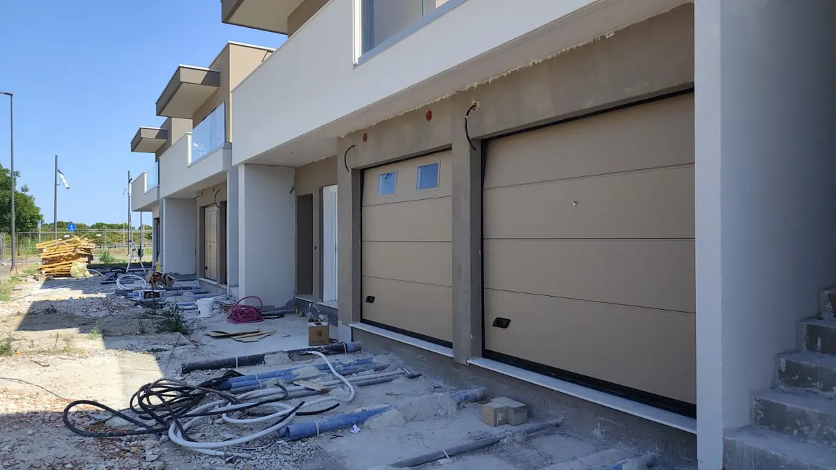 Portoni sezionali condominio — Sostituzione basculante Forlì Cesena