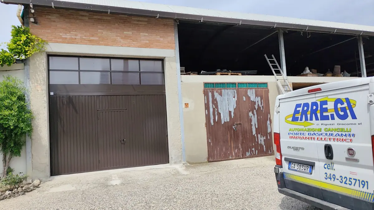 Sostituzione della porta basculante del garage — lavoro realizzato in Romagna